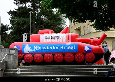 Friedenstour der Bundestagsfraktion DIE LINKE macht Station an der Altstadtbrücke. Blickfang der Tour ist ein aufblasbarer Panzer in Originalgröße – a Stock Photo
