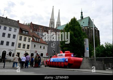 Friedenstour der Bundestagsfraktion DIE LINKE macht Station an der Altstadtbrücke. Blickfang der Tour ist ein aufblasbarer Panzer in Originalgröße – a Stock Photo