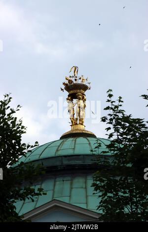 vergoldete Figurengruppe auf dem Belvedere im Schlosspark Charlottenburg, Deutschland, Berlin Stock Photo