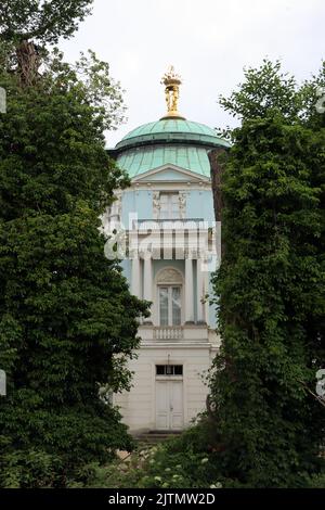 vergoldete Figurengruppe auf dem Belvedere im Schlosspark Charlottenburg, Deutschland, Berlin Stock Photo