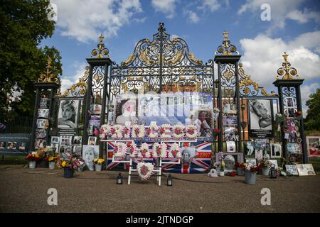 London, UK. 31st Aug, 2022. Tributes at the gates of Kensington Palace in London on the 25th death anniversary of Diana, Princess of Wales, who died at Pitie-Salpetriere Hospital in the early hours of 31 August 1997 following a fatal car crash in Pont de l'Alma tunnel. Credit: SOPA Images Limited/Alamy Live News Stock Photo