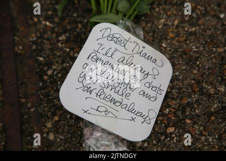 London, UK. 31st Aug, 2022. A tribute left outside Kensington Palace, in London on the 25th death anniversary of Diana, Princess of Wales, who died at Pitie-Salpetriere Hospital in Paris in the early hours of 31 August 1997 following a fatal car crash in the Pont de l'Alma tunnel. Credit: SOPA Images Limited/Alamy Live News Stock Photo