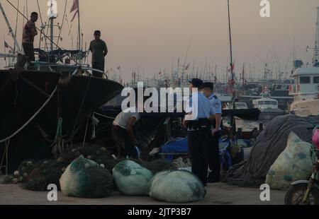 DONGYING, CHINA - SEPTEMBER 1, 2022 - Policemen learn about the production situation of fishermen preparing for sailing in Dongying city, Shandong pro Stock Photo