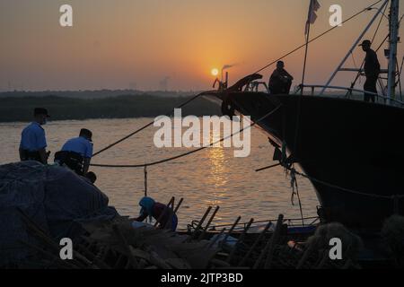 DONGYING, CHINA - SEPTEMBER 1, 2022 - Policemen learn about the production situation of fishermen preparing for sailing in Dongying city, Shandong pro Stock Photo