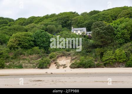 Houses with sea views at Borth-y-Gest near Porthmadog on the coast of North Wales. Stock Photo