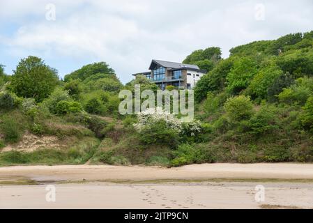 Houses with sea views at Borth-y-Gest near Porthmadog on the coast of North Wales. Stock Photo