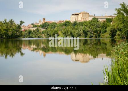 View of the Duero river in Tordesillas, Valladolid, Spain Stock Photo