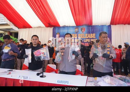 Makassar, South Sulawesi, Indonesia. 1st Sep, 2022. Two police officers from the South Sulawesi region, showed evidence of the results of the disclosure of criminal cases for three weeks in an operation called OPERASI SIKAT which was held in Makassar City, Gowa Regency and Maros Regency. Dozens of crime suspects and evidence were successfully secured and presented at a press conference held at the South Sulawesi Police Headquarters, Wednesday, September 1, 2022. The cases revealed were robbery, theft, and crimes of assault using arrows. (Credit Image: © Herwin Bahar/Pacific Press via ZUMA Stock Photo