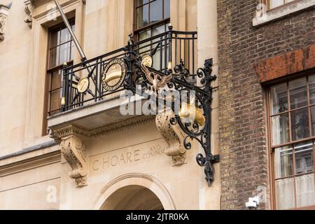 The 'Sign of the Golden Bottle' outside C. Hoare & Co., Britain's oldest private deposit bank, on Fleet Street, London, England, UK Stock Photo