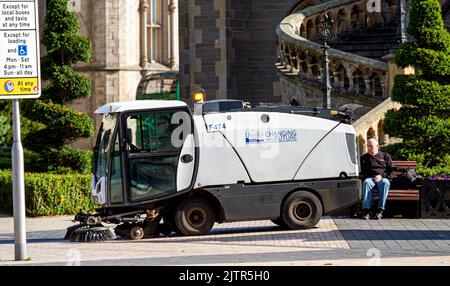 Dundee, Tayside, Scotland, UK. 1st Sep, 2022. UK News: The Dundee City Council bin workers' strike ends today for a six-day cleanup before they resume their strike action from September 6th to September 13th. Street sweepers and binmen with dustcarts are gradually cleaning up the litter-strewn streets of Dundee city centre. Credit: Dundee Photographics/Alamy Live News Stock Photo