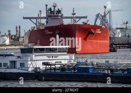 Petroleumhaven, Shell Terminal Europoort, crude oil tank farm, bulk tanks, and loading terminals for overseas and inland vessels, Europoort bulk tanke Stock Photo