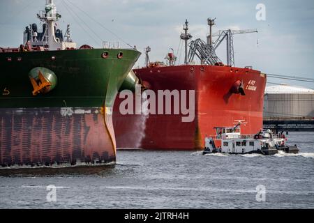 Petroleumhaven, Shell Terminal Europoort, crude oil tank farm, bulk tanks, and loading terminals for overseas and inland vessels, Europoort bulk tanke Stock Photo