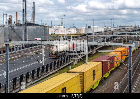 Shell Pernis refinery, largest refinery in Europe, production, logistics and tank facilities, production of various petroleum products, such as petrol Stock Photo