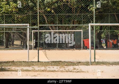 Jogador amador de futebol chuta uma bola Stock Photo - Alamy