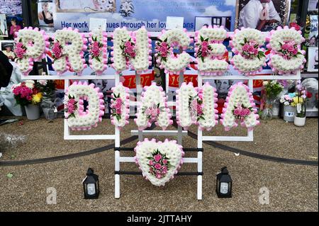 Floral Tributes to Princess Diana on the 25th Anniversary of her death. Kensington Palace, Kensington Gardens, London. UK Stock Photo
