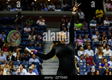 Serena Williams playing against Wang Qiang and setting her 100th US Open win cheered by the crowd Stock Photo