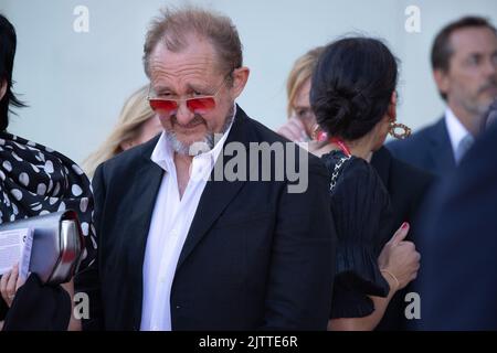 Lido Di Venezia, Italy. 01st Sep, 2022. Andrew Upton look at his wife Cate Blanchett attending the 'Tar' red carpet at the 79th Venice International Film Festival on September 01, 2022 in Venice, Italy. © Photo: Cinzia Camela. Credit: Live Media Publishing Group/Alamy Live News Stock Photo