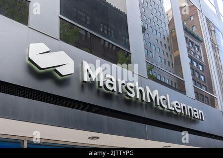 Marsh McLennan headquarters in Manhattan NYC Stock Photo - Alamy