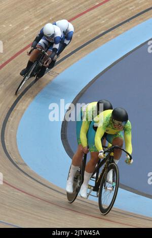 Jessica GALLAGHER of Australia along with her pilot Caitlin Ward winning gold in the women's Tandem B - Sprint cycling at the 2022 Commonwealth games in the Velodrome, Queen Elizabeth Olympic Park, London. Stock Photo