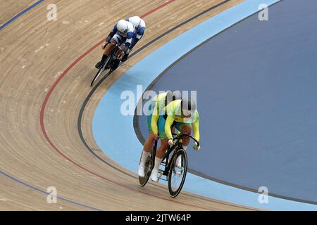 Jessica GALLAGHER of Australia along with her pilot Caitlin Ward winning gold in the women's Tandem B - Sprint cycling at the 2022 Commonwealth games in the Velodrome, Queen Elizabeth Olympic Park, London. Stock Photo