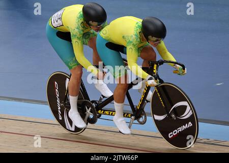 Jessica GALLAGHER of Australia along with her pilot Caitlin Ward winning gold in the women's Tandem B - Sprint cycling at the 2022 Commonwealth games in the Velodrome, Queen Elizabeth Olympic Park, London. Stock Photo