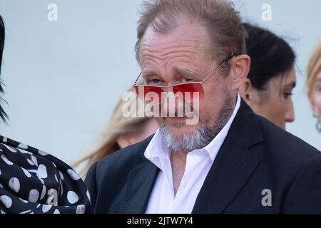 Lido Di Venezia, Italy. 01st Sep, 2022. Andrew Upton look at his wife Cate Blanchett attending the 'Tar' red carpet at the 79th Venice International Film Festival on September 01, 2022 in Venice, Italy. © Photo: Cinzia Camela. Credit: Independent Photo Agency/Alamy Live News Stock Photo