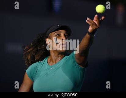 Queens, NY, USA. 01st Sep, 2022. **NO NY NEWSPAPERS** Serena Williams is seen on the practice court during the 2022 US Open at the USTA Billie Jean King National Tennis Center on September 1, 2022 in Flushing, Queens. Credit: Mpi04/Media Punch/Alamy Live News Stock Photo