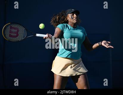 Queens, NY, USA. 01st Sep, 2022. **NO NY NEWSPAPERS** Serena Williams is seen on the practice court during the 2022 US Open at the USTA Billie Jean King National Tennis Center on September 1, 2022 in Flushing, Queens. Credit: Mpi04/Media Punch/Alamy Live News Stock Photo