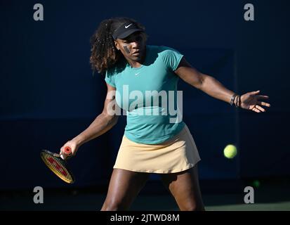 Queens, NY, USA. 01st Sep, 2022. **NO NY NEWSPAPERS** Serena Williams is seen on the practice court during the 2022 US Open at the USTA Billie Jean King National Tennis Center on September 1, 2022 in Flushing, Queens. Credit: Mpi04/Media Punch/Alamy Live News Stock Photo