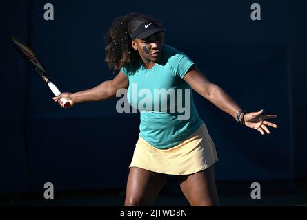 Queens, NY, USA. 01st Sep, 2022. **NO NY NEWSPAPERS** Serena Williams is seen on the practice court during the 2022 US Open at the USTA Billie Jean King National Tennis Center on September 1, 2022 in Flushing, Queens. Credit: Mpi04/Media Punch/Alamy Live News Stock Photo