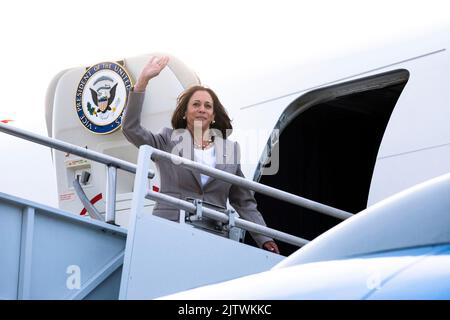 Morrisville, North Carolina, USA. 1st Sep, 2022. United States Vice President Kamala Harris departs Raleigh-Durham International Airport in Morrisville, North Carolina, U.S., on Thursday, Sept. 1, 2022. Harris today delivered remarks to highlight the Biden-Harris administration's commitment to lowering costs through the Inflation Reduction Act, according to the White House. Credit: Cornell Watson/Pool via CNP/dpa/Alamy Live News Stock Photo