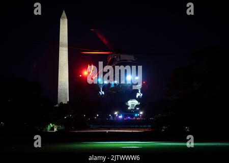 Washington, DC, USA. 1st Sep, 2022. Marine One, carrying United States President Joe Biden, arrives on the South Lawn of the White House in Washington, DC, US, on Thursday, Sept. 1, 2022. Biden argued that Donald Trump's supporters pose a threat to US democracy and the country's elections during a prime-time address in Philadelphia this evening. Credit: Al Drago/Pool via CNP/dpa/Alamy Live News Stock Photo