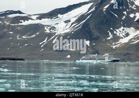 Expedition cruise ship MS Hanseatic Spirit in front of a glacier. Svalbard, Spitsbergen, Norway. July 27, 2022 Stock Photo