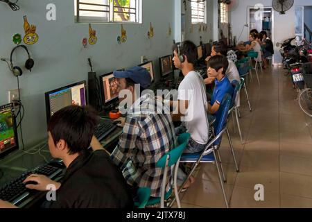 Vietnamese students using computers in internet shop, Hai Phong ...