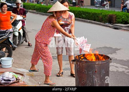 Vietnamese people burning paper in the street for Hungry Ghost festival, Hai Phong, Vietnam Stock Photo