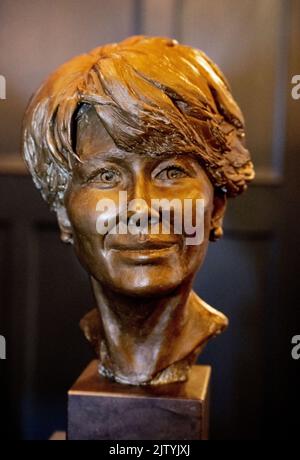 2022-09-02 15:42:27 THE HAGUE - Tineke de Nooij unveils a bronze bust of the deceased singer Annneke Gronloh in the Koninklijke Schouwburg. Gronloh died on September 14, 2018 from the effects of a lung disease. She would have turned 80 this year. ANP ROBIN UTRECHT netherlands out - belgium out Stock Photo