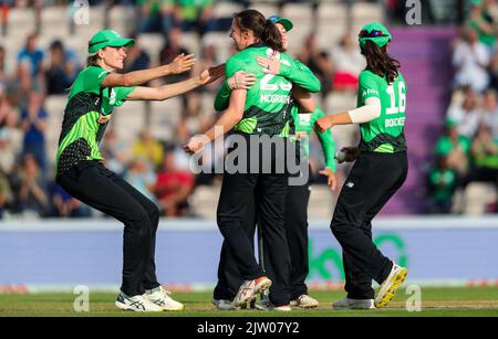 Southern Brave players celebrate winning during the The Hundred match Southern Brave vs Trent Rockets Women at The Ageas Bowl, Southampton, United Kingdom, 2nd September 2022  (Photo by Ben Whitley/News Images) Stock Photo