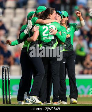 Southern Brave players celebrate winning during the The Hundred match Southern Brave vs Trent Rockets Women at The Ageas Bowl, Southampton, United Kingdom, 2nd September 2022  (Photo by Ben Whitley/News Images) Stock Photo