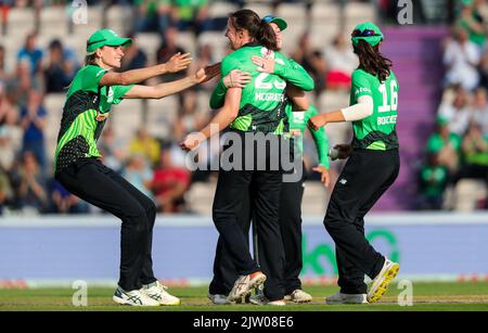 Southampton, UK. 02nd Sep, 2022. Southern Brave players celebrate winning during the The Hundred match Southern Brave vs Trent Rockets Women at The Ageas Bowl, Southampton, United Kingdom, 2nd September 2022 (Photo by Ben Whitley/News Images) in Southampton, United Kingdom on 9/2/2022. (Photo by Ben Whitley/News Images/Sipa USA) Credit: Sipa USA/Alamy Live News Stock Photo