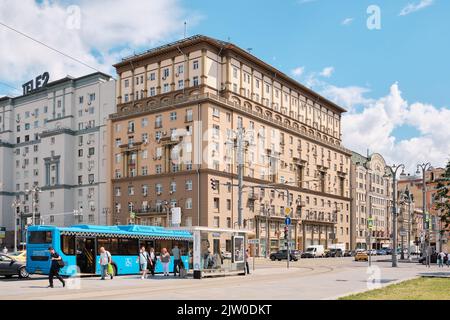 1-ya Tverskaya-Yamskaya Street, view of a public transport stop and a residential building for engineers and technicians built in 1932-1939: Moscow, R Stock Photo