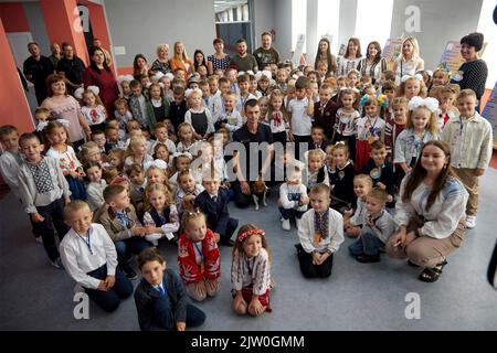 Irpin, Ukraine. 01st Sep, 2022. Ukrainian President Volodymyr Zelenskyy, center, poses with students and teachers during the first day of classes at the A. S. Makarenko elementary school, September 1, 2022 in Irpin, Ukraine. The school was rebuilt with UNICEF help after being destroyed in Russian attacks last March. Credit: Sarsenov Daniiar/Ukraine Presidency/Alamy Live News Stock Photo