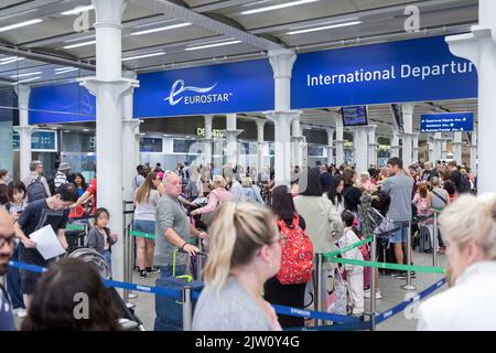 Holiday makers seen crowding King’s Cross St. Pancras Eurostar station over the bank holiday weekend.  Image shot on 27th Aug 2022.  © Belinda Jiao Stock Photo