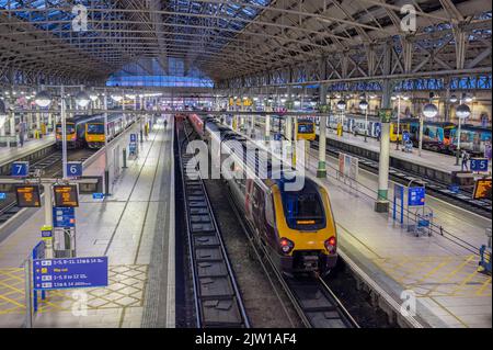 Crosscountry voyager, Busy scene at Manchester Piccadilly. 4th August 2022. By Tom McAtee..jpg - 2JW1AF4 Uploaded on : 02 Sep 2022 Stock Photo