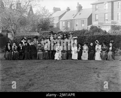 AJAXNETPHOTO. 1900-1906 (APPROX). SOUTHSEA, ENGLAND. - LADIES CLUB - A GROUP OF LADIES IN EDWARDIAN ATTIRE POSE IN A GARDEN FOR THE CAMERA. THIS IMAGE FROM AN ORIGINAL GLASS PLATE NEGATIVE. PHOTO:EDGAR WARD/© DIGITAL IMAGE COPYRIGHT AJAX VINTAGE PICTURE LIBRARY SOURCE: AJAX VINTAGE PICTURE LIBRARY COLLECTION REF:DX2305 82 2 Stock Photo