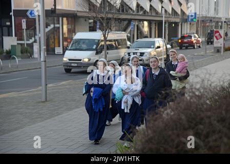 CHRISTCHURCH, NEW ZEALAND, AUGUST 29, 2022: Members of the Gloriavale Christian Community approach the Justice Precinct building in Christchurch where a hearing was underway over the employment status of women in the community. Stock Photo