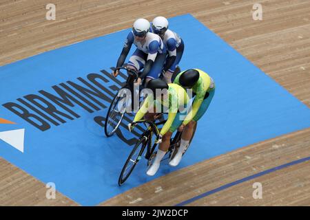 Aileen McGLYNN of Scotland (silver) along with her pilot Ellie Stone races against Jessica GALLAGHER of Australia (gold) along with her pilot Caitlin Ward in the women's Tandem B - Sprint cycling at the 2022 Commonwealth games in the Velodrome, Queen Elizabeth Olympic Park, London. Stock Photo