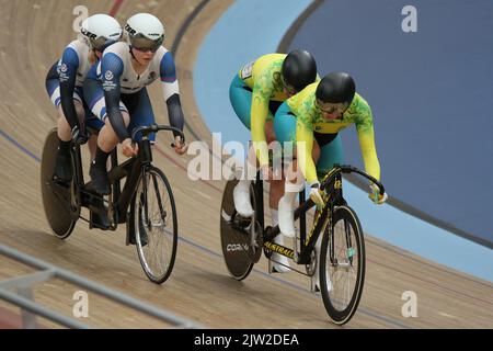 Aileen McGLYNN of Scotland (silver) along with her pilot Ellie Stone races against Jessica GALLAGHER of Australia (gold) along with her pilot Caitlin Ward in the women's Tandem B - Sprint cycling at the 2022 Commonwealth games in the Velodrome, Queen Elizabeth Olympic Park, London. Stock Photo