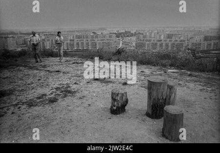 GDR, Berlin, 16. 6. 1988, on the Kienberg in Hellersdorf . . New development area, prefabricated housing estate, two visitors Stock Photo