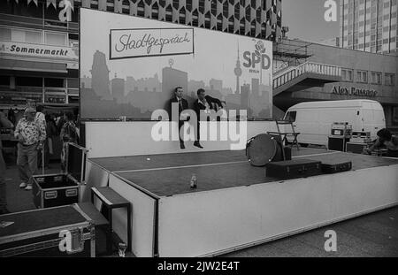 GDR, Berlin, 01. 05. 1990, SPD election event on Alexanderplatz, empty stage with waiting gentlemen . . C Rolf Zoellner Stock Photo