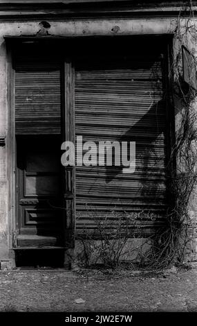 GDR, Berlin, 5. 4. 1988, old bakery ?, ???, closed, shutters Stock Photo